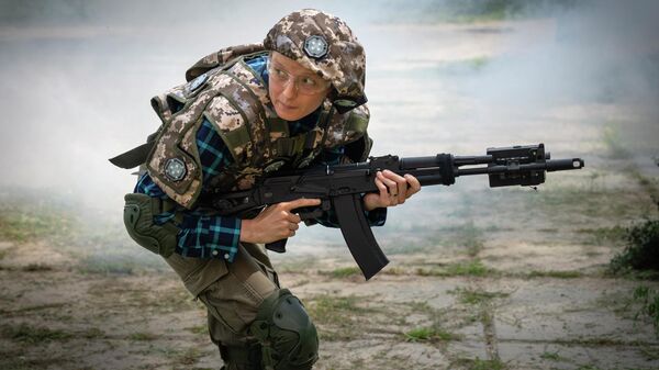 Женщина тренируется во время добровольческих военных учений для гражданских лиц недалеко от Киева, Украина, 11 августа 2023 года. - Sputnik Таджикистан
