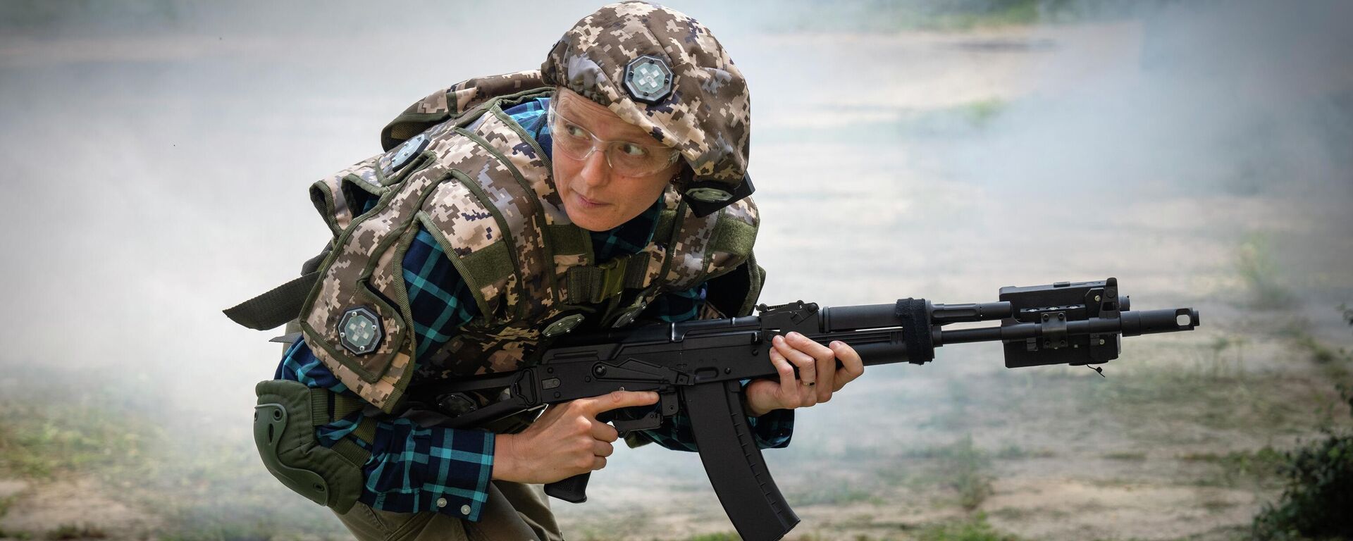 Женщина тренируется во время добровольческих военных учений для гражданских лиц недалеко от Киева, Украина, 11 августа 2023 года. - Sputnik Таджикистан, 1920, 25.04.2026