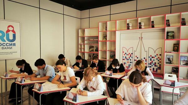 Муҳассилин дар Душанбе Диктанти ғалаба-ро навиштанд - Sputnik Тоҷикистон