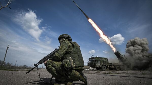 Боевая работа артиллеристов группировки войск Запад на Купянском участке фронта. - Sputnik Тоҷикистон