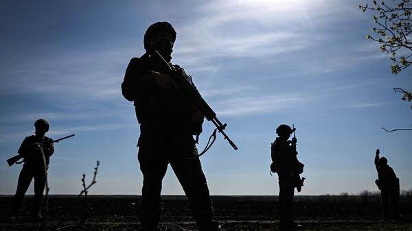 Боевая работа артиллеристов группировки войск Запад на Купянском участке фронта.  - Sputnik Тоҷикистон