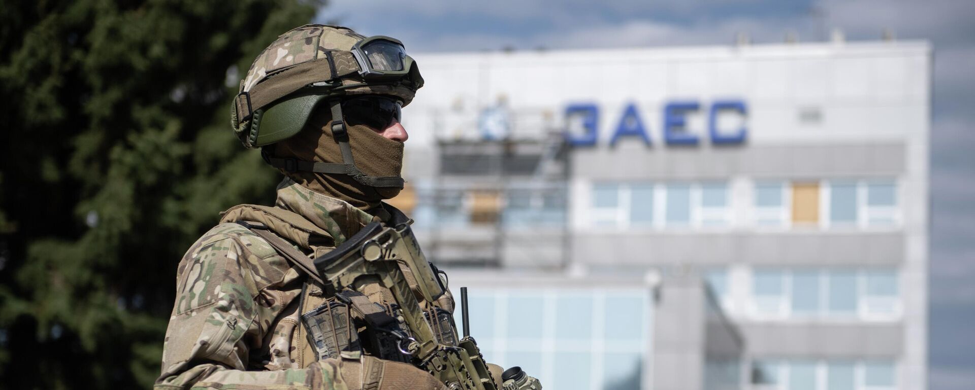 Военнослужащий ВС РФ на территории Запорожской АЭС в Энергодаре.  - Sputnik Тоҷикистон, 1920, 27.04.2026