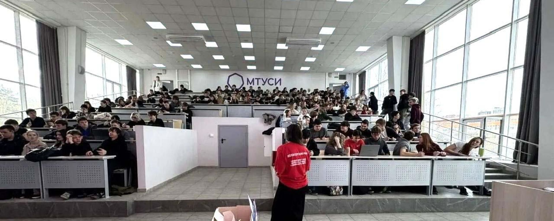 Студенты на лекции в МТУСИ.  - Sputnik Таджикистан, 1920, 27.04.2026
