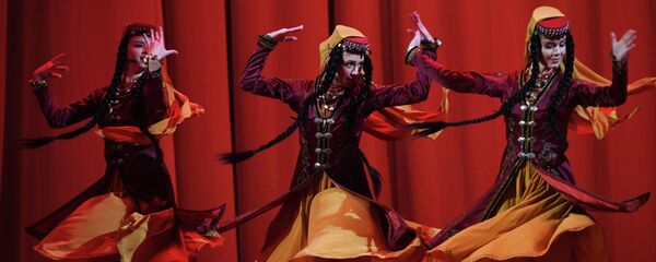 Памирский танец на концерте к 80-летию школы-студии при Государственном академическом ансамбле народного танца им. И. Моисеева в Москве.  - Sputnik Тоҷикистон