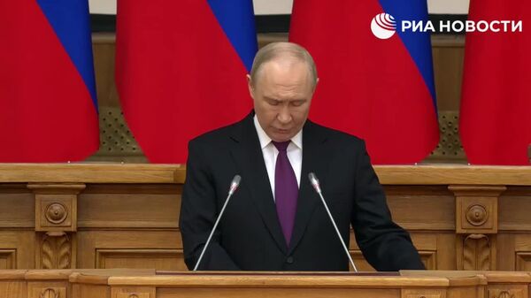 Хоҳиши дифоъ аз Ватан ва муҳаббат ба он барои русиягиҳо аз ҳама муҳимтар аст, - Путин - Sputnik Тоҷикистон