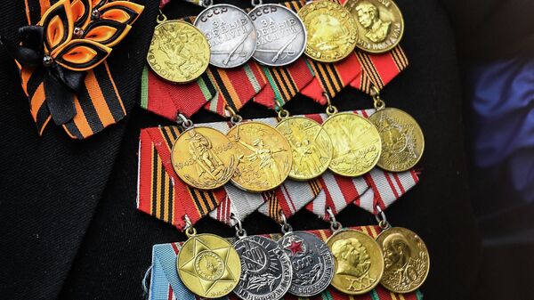 Медали на груди ветерана на военном параде в честь 76-й годовщины Победы в Великой Отечественной войне в Москве.  - Sputnik Тоҷикистон