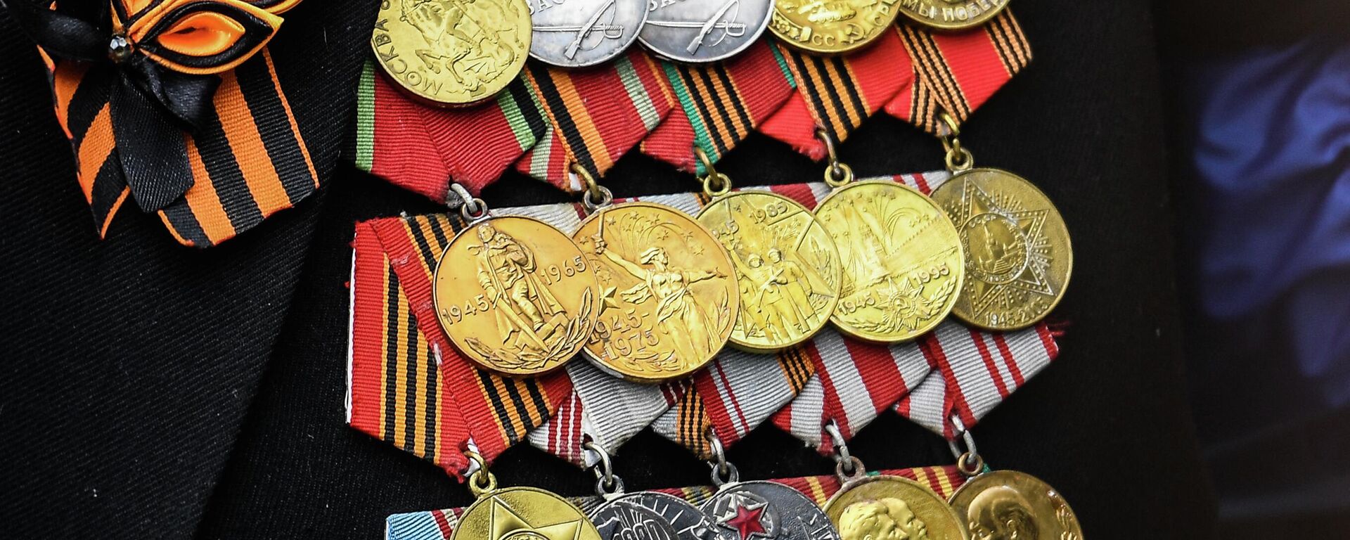 Медали на груди ветерана на военном параде в честь 76-й годовщины Победы в Великой Отечественной войне в Москве.  - Sputnik Тоҷикистон, 1920, 27.04.2026