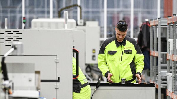 Производственная площадка лазерной резки деталей. Иллюстративное фото - Sputnik Тоҷикистон