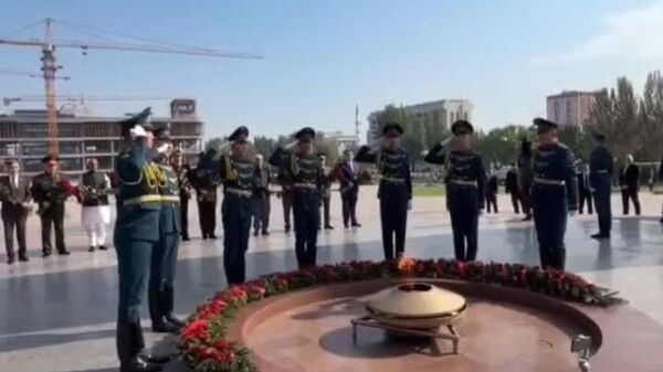 Министр обороны Таджикистана возложил на площади цветы к Вечному огню в Бишкеке - Sputnik Таджикистан