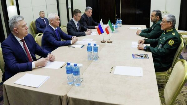 Соҳибихтиёрӣ ва тамомияти арзии Эронро пуштибонӣ мекунем, - вазири дифоъи Русия бо муовини вазири дифоъи Эрон мулоқот кард - Sputnik Тоҷикистон