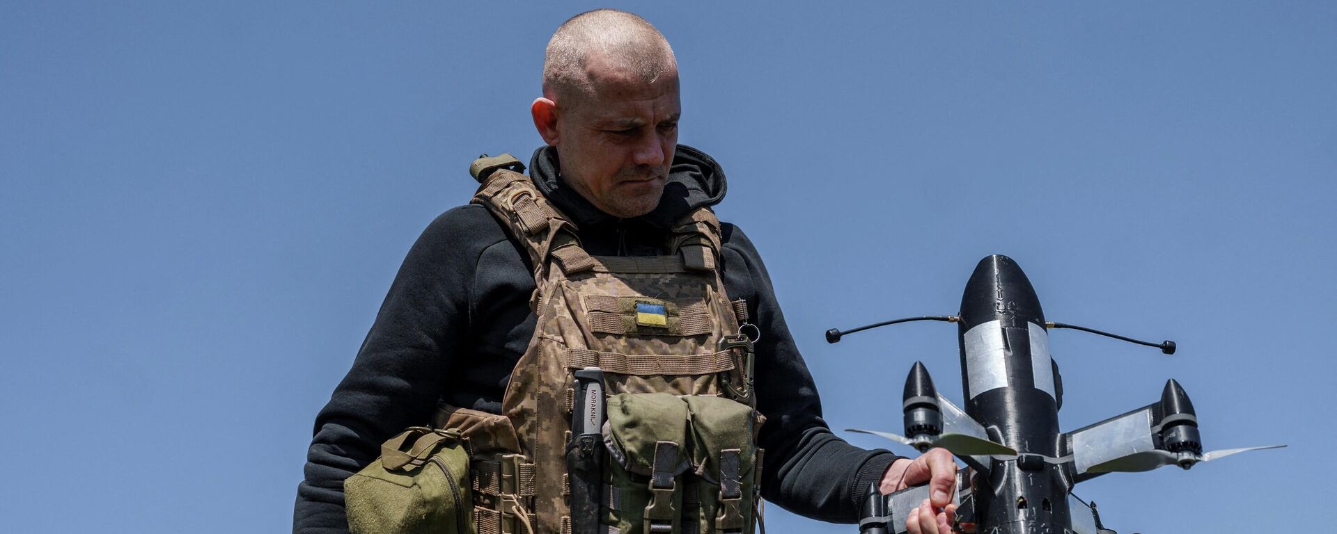 Военнослужащий подразделения ПВО 24-й отдельной механизированной бригады Вооруженных сил Украины готовит к запуску беспилотный летательный аппарат-перехватчик P1-Sun FPV, Донецкая область, Украина, 26 апреля 2026 года.  - Sputnik Таджикистан, 1920, 28.04.2026