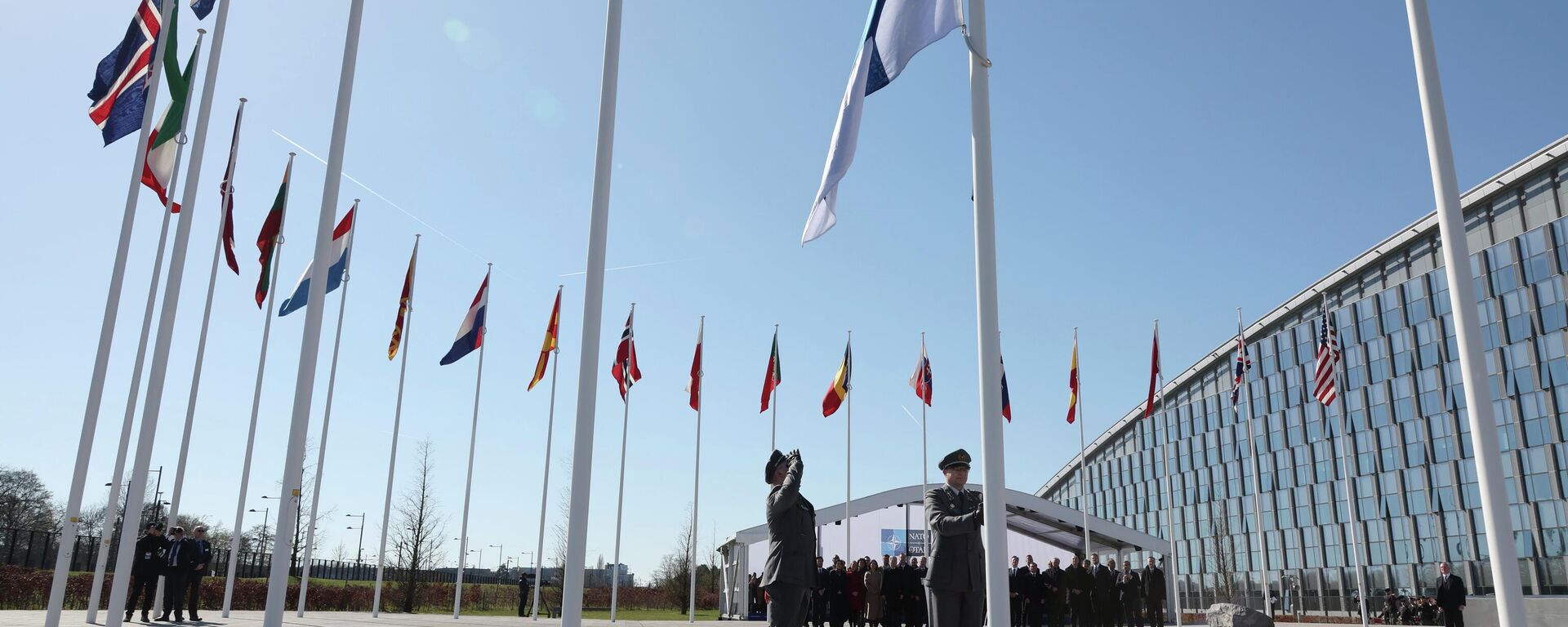 Военнослужащие поднимают флаг Финляндии во время церемонии поднятия флага в кулуарах встречи министров иностранных дел НАТО в штаб-квартире НАТО в Брюсселе во вторник, 4 апреля 2023 года. - Sputnik Тоҷикистон, 1920, 28.04.2026