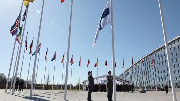 Военнослужащие поднимают флаг Финляндии во время церемонии поднятия флага в кулуарах встречи министров иностранных дел НАТО в штаб-квартире НАТО в Брюсселе во вторник, 4 апреля 2023 года. - Sputnik Тоҷикистон
