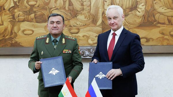Министр обороны РФ Андрей Белоусов и министр обороны Таджикистана Эмомали Собирзода во время встречи на полях совещания глав военных ведомств стран-участниц Шанхайской организации сотрудничества (ШОС) в Бишкеке. - Sputnik Тоҷикистон