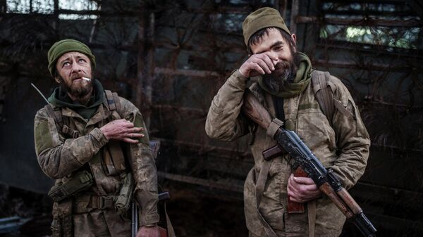 Военнослужащие 93-й отдельной механизированной бригады Холодного Яра Вооруженных сил Украины на позициях в Донецкой области, Украина, 29 апреля 2026 года.  - Sputnik Тоҷикистон