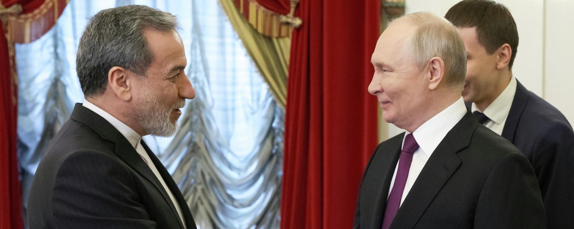 Президент РФ Владимир Путин и специальный представитель президента Ирана, министр иностранных дел Ирана Аббас Аракчи во время встречи в Санкт-Петербурге.  - Sputnik Таджикистан, 1920, 30.04.2026