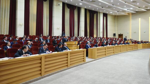 Эмомали Рахмон провел заседание правительства Таджикистана по итогам первого квартала - Sputnik Таджикистан