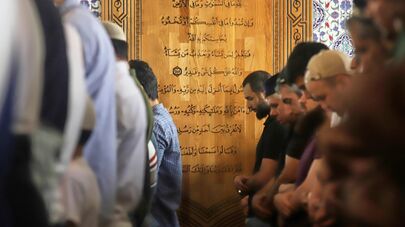 Верующие в соборной мечети Пятигорска во время намаза в праздник Курбан-Байрам.