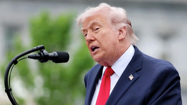 Президент США Дональд Трамп произносит речь во время визита короля Карла III в Соединенные Штаты Америки, 28 апреля 2026 года в Вашингтоне, округ Колумбия. - Sputnik Таджикистан