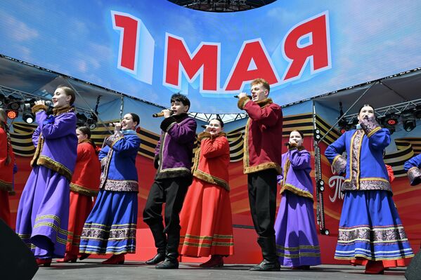 Празднование Дня международной солидарности трудящихся на центральной площади во Владивостоке, Россия - Sputnik Таджикистан