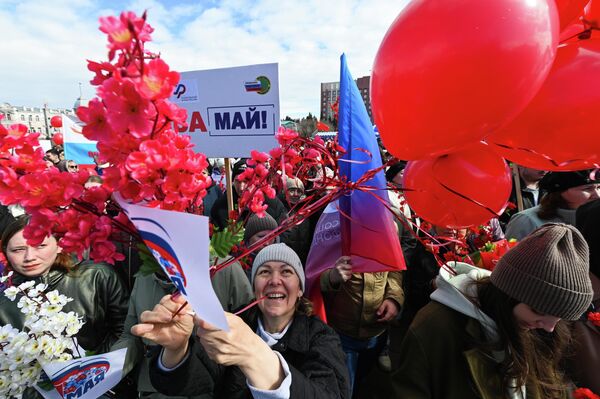 Участники митинга профсоюзов Забайкалья на площади Ленина в Чите в День международной солидарности трудящихся, Россия  - Sputnik Таджикистан