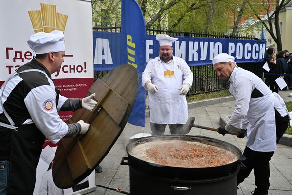 Ошхонаи саҳроӣ ҳангоми гирдиҳамоӣ ва консерти ҳизби Либерал-демократи Русия дар Маскав ба муносибати Рӯзи баҳор ва меҳнат. - Sputnik Тоҷикистон