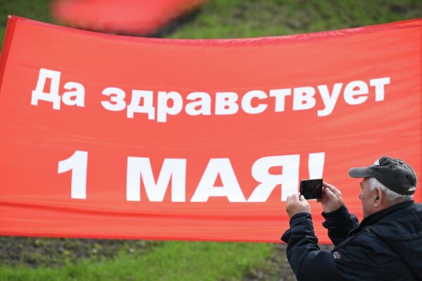 Иштирокчиёни Ҳизби Коммунисти Федератсияи Русия дар Рӯзи байналмилалии ҳамбастагии коргарон дар Қазон раҳпаймоӣ баргузор карданд. - Sputnik Тоҷикистон