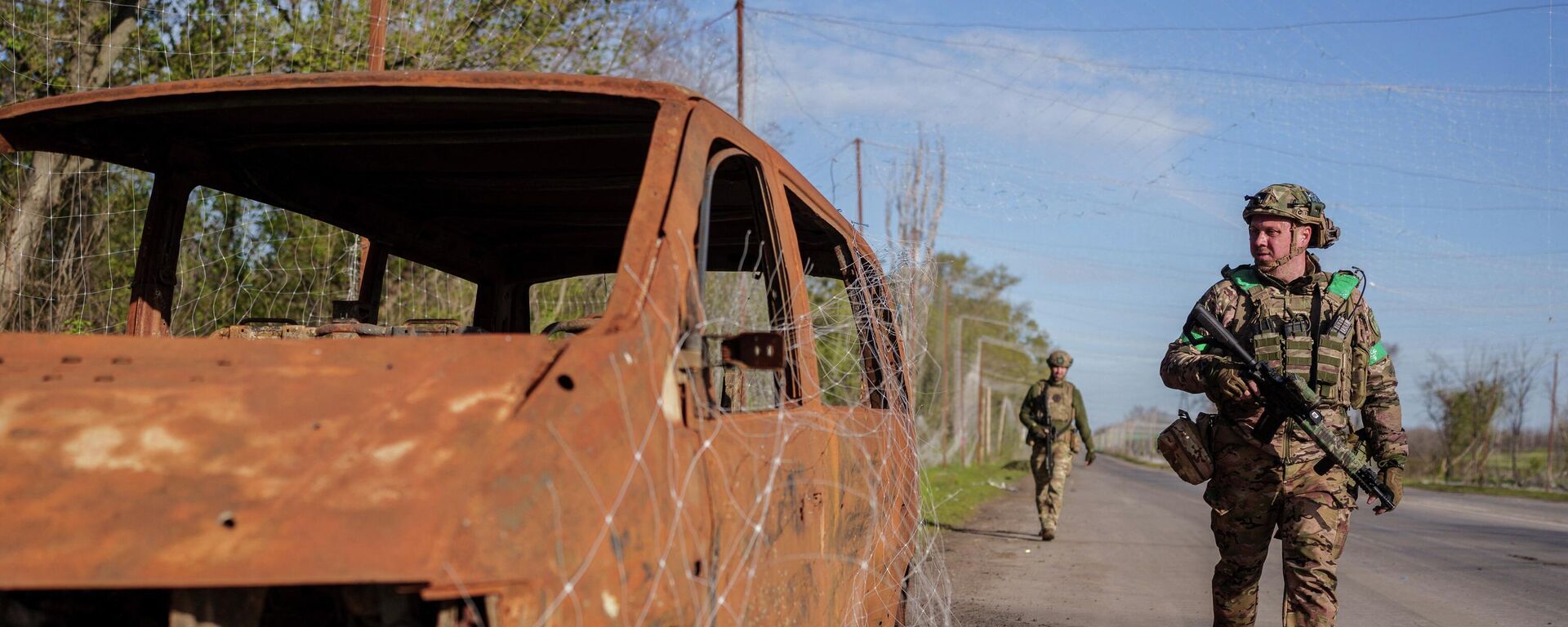 Военнослужащие объединенной бригады Хыжак Управления патрульной полиции Украины идут по улице вблизи города Дружковка, Донецкая область, Украина, 28 апреля 2026 года. - Sputnik Таджикистан, 1920, 05.05.2026
