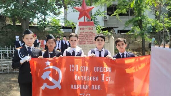 Ученики школы им. Чехова в Худжанде привели в порядок могилы советских солдат. - Sputnik Таджикистан