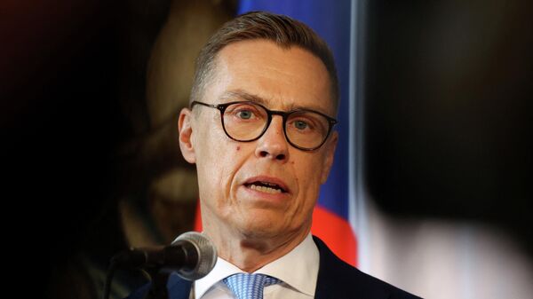 Президент Финляндии Александр Стубб выступает на пресс-конференции в Праге, Чехия, 4 мая 2026 года.  - Sputnik Тоҷикистон
