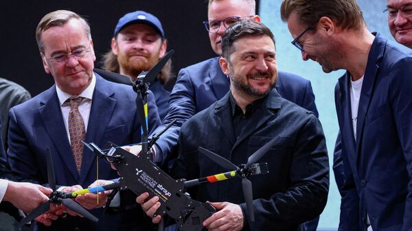 Владимир Зеленский и министр обороны Германии Борис Писториус во время Мюнхенской конференции по безопасности (MSC), Германия, 13 февраля 2026 года. - Sputnik Таджикистан