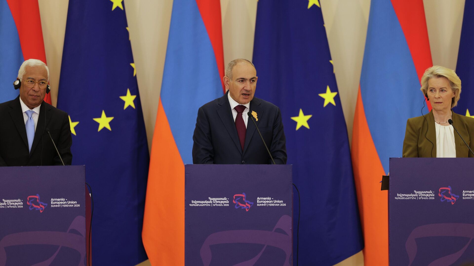 Премьер-министр Армении Никол Пашинян и председатель Европейской комиссии Урсула фон дер Ляйен участвуют в пресс-конференции во время саммита ЕС-Армения в Президентском дворце в Ереване, Армения, во вторник, 5 мая 2026 года. - Sputnik Таджикистан, 1920, 05.05.2026