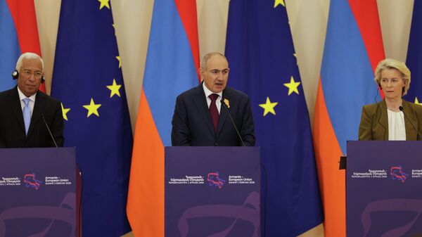 Премьер-министр Армении Никол Пашинян и председатель Европейской комиссии Урсула фон дер Ляйен участвуют в пресс-конференции во время саммита ЕС-Армения в Президентском дворце в Ереване, Армения, во вторник, 5 мая 2026 года. - Sputnik Таджикистан