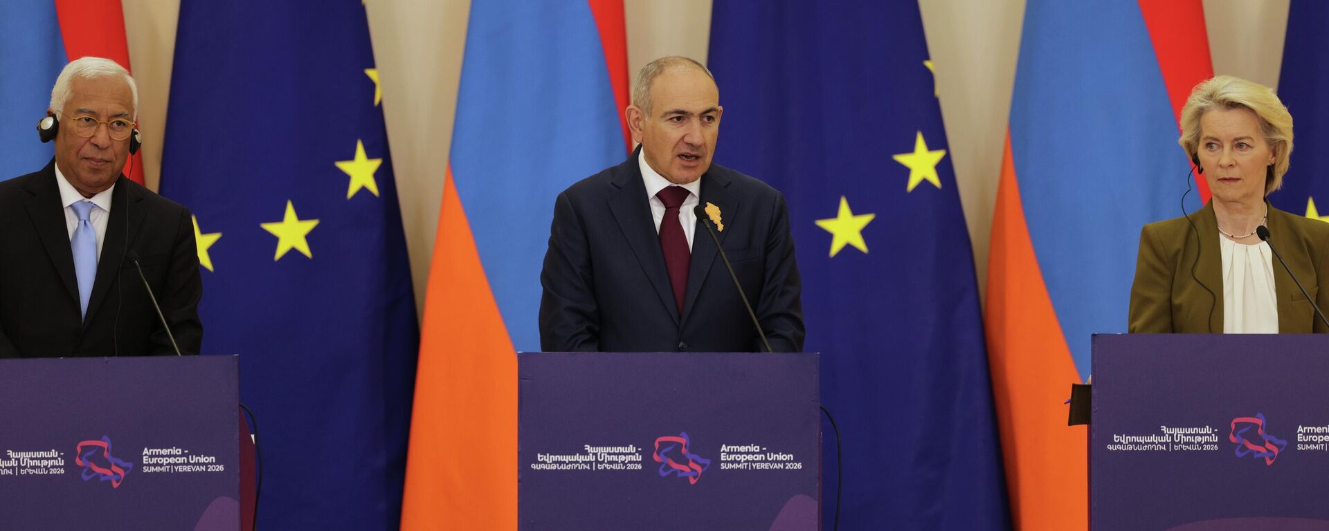 Премьер-министр Армении Никол Пашинян и председатель Европейской комиссии Урсула фон дер Ляйен участвуют в пресс-конференции во время саммита ЕС-Армения в Президентском дворце в Ереване, Армения, во вторник, 5 мая 2026 года. - Sputnik Таджикистан, 1920, 05.05.2026