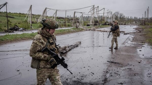 Военнослужащие 24-й отдельной механизированной бригады Вооруженных сил Украины в прифронтовом городе Дружковка, в Донецкой области, Украина, 24 апреля 2026 года, - Sputnik Таджикистан