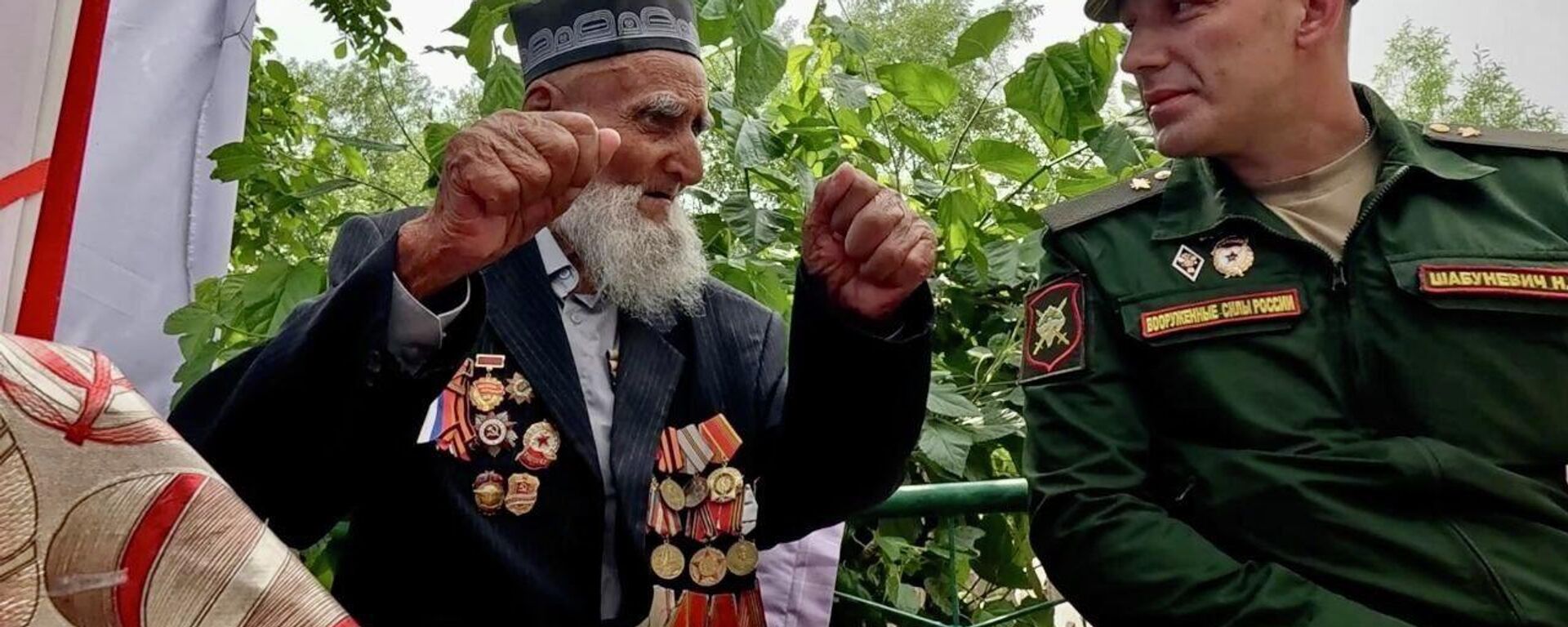 Хизматчиёни ҳарбии Пойгоҳи низомии 201-уми Русия дар Тоҷикистон як собиқадори Ҷанги Бузурги Ватаниро бо солгарди Ғалаба шодбош гуфтанд - Sputnik Тоҷикистон, 1920, 06.05.2026