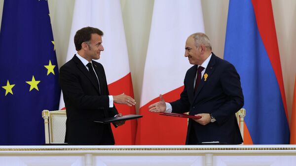 Президент Франции Эммануэль Макрон и премьер-министр Армении Никол Пашинян во время саммита ЕС-Армения в Президентском дворце в Ереване, 5 мая 2026 года. - Sputnik Таджикистан