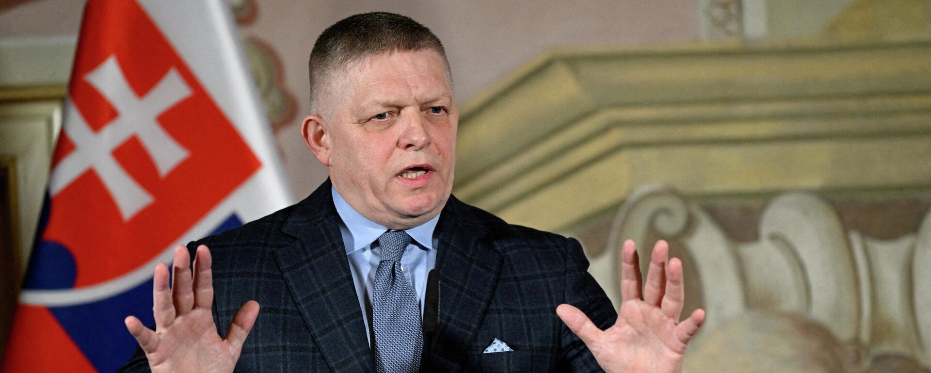 Премьер-министр Словакии Роберт Фицо выступает на пресс-конференции в замке Нова-Горка в Студенке, Чехия. - Sputnik Таджикистан, 1920, 07.05.2026