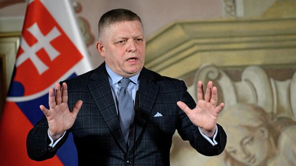 Премьер-министр Словакии Роберт Фицо выступает на пресс-конференции в замке Нова-Горка в Студенке, Чехия. - Sputnik Таджикистан
