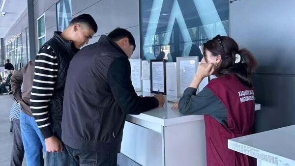 Миграционная служба Таджикистана консультирует в аэропортах выезжающих в РФ граждан. - Sputnik Таджикистан