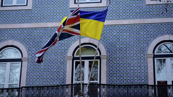 Флаги Соединенного Королевства и Украины на балконе посольства Великобритании в Лиссабоне, 4 марта 2022 года. - Sputnik Таджикистан