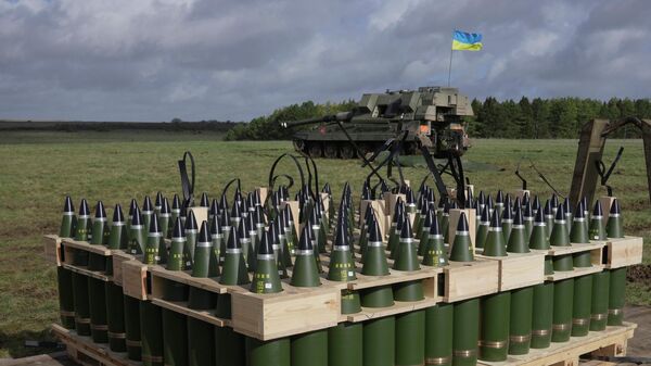 Учения украинских солдат на военном полигоне в Англии 24 марта 2023 года. - Sputnik Таджикистан