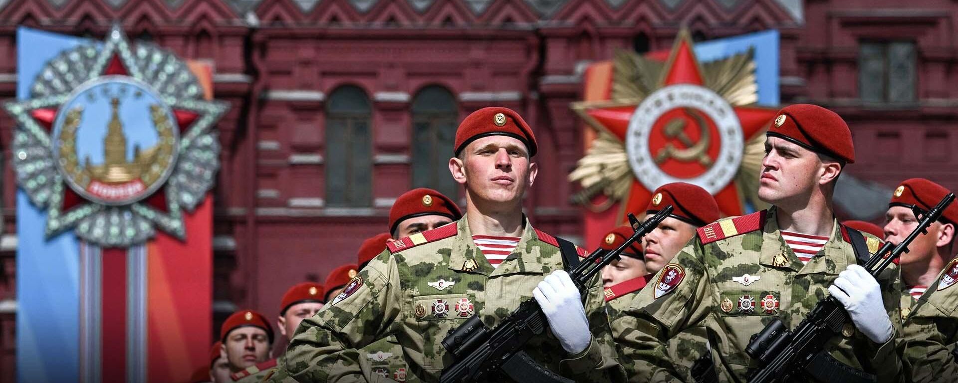 Парад ба муносибати Рӯзи Ғалаба дар Ҷанги Бузурги Ватанӣ дар Маскав: намоиш. - Sputnik Тоҷикистон, 1920, 09.05.2026