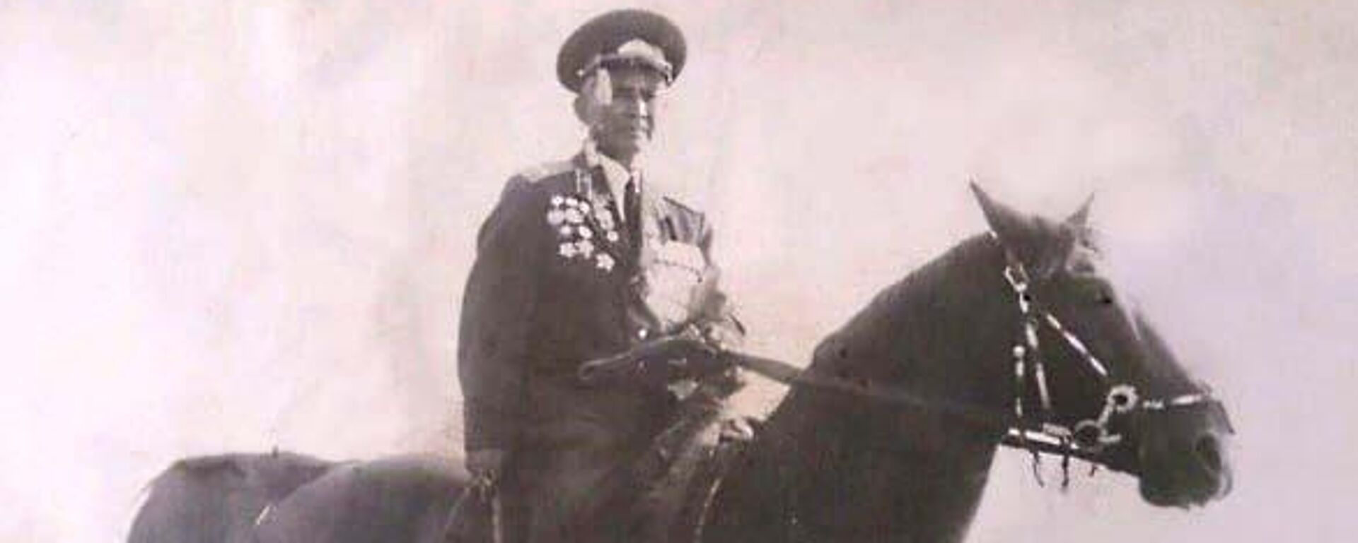 Николай Яковлев на коне. - Sputnik Таджикистан, 1920, 09.05.2026
