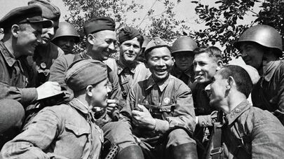 Великая Отечественная война 1941-1945 гг.  Лучший снайпер 163 стрелковой дивизии бурят Семён Номоконов с товарищами отдыхают между боями за Смоленск.