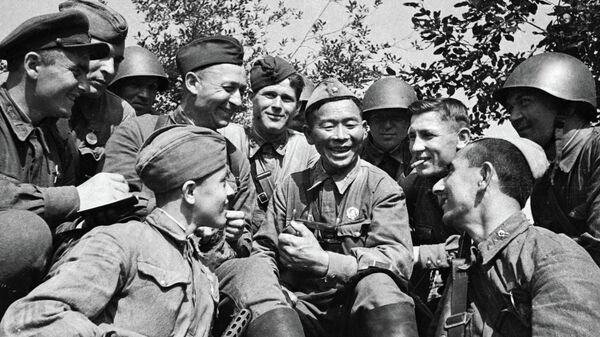 Великая Отечественная война 1941-1945 гг.  Лучший снайпер 163 стрелковой дивизии бурят Семён Номоконов с товарищами отдыхают между боями за Смоленск. - Sputnik Тоҷикистон