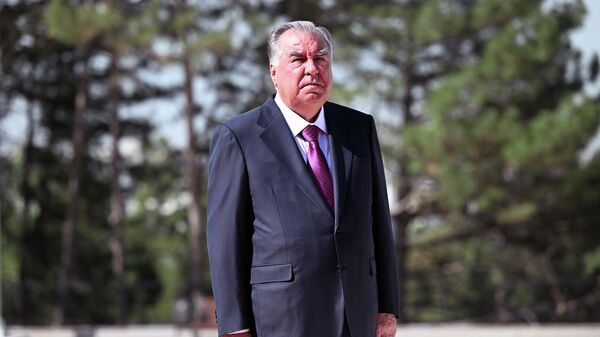 Эмомали Рахмон возложил венки в честь 81-й годовщины Дня Победы. - Sputnik Тоҷикистон
