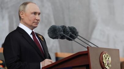 Президент РФ Владимир Путин выступает на Красной площади в Москве на военном параде.