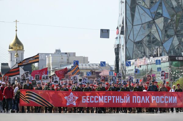 Участники акции "Бессмертный полк", посвященной 81-й годовщине Победы в Великой Отечественной войне, в Новосибирске. - Sputnik Таджикистан