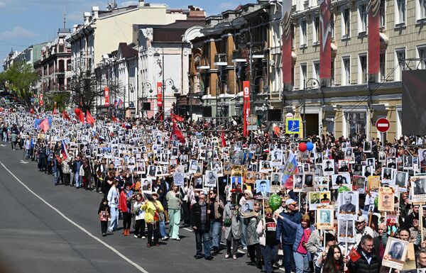 Участники акции, посвященной 81-й годовщине Победы в Великой Отечественной войне, во Владивостоке. - Sputnik Таджикистан